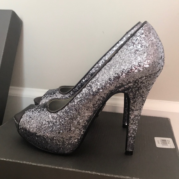 Shoes - Picture 2 of 8